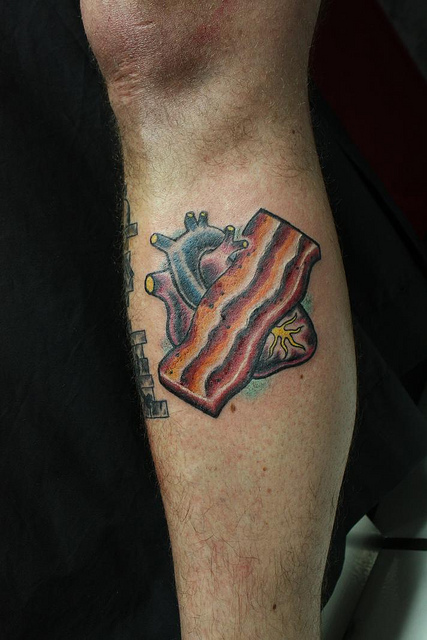 Tatuagens para quem adora comer bacon (5)