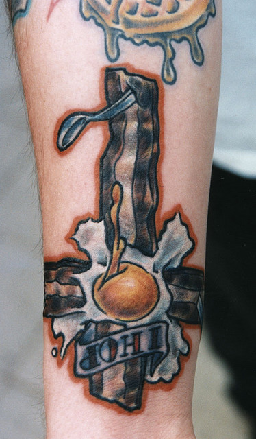 Tatuagens para quem adora comer bacon (4)