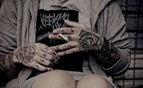 Fotos de tatuagens nas mãos e dedos (2)