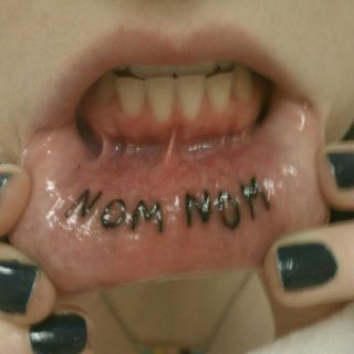 Tatuagens nos lábios (1)