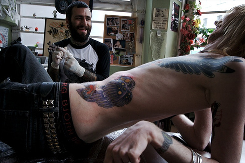 Como é o trabalho de um tatuador (3)