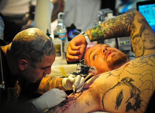 Como é o trabalho de um tatuador (2)