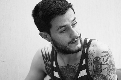 Fotos em preto e branco de homens tatuados (9)