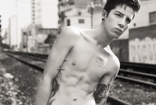 Fotos em preto e branco de homens tatuados (7)