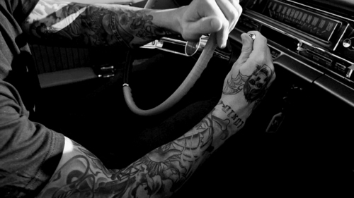 Fotos em preto e branco de homens tatuados (6)