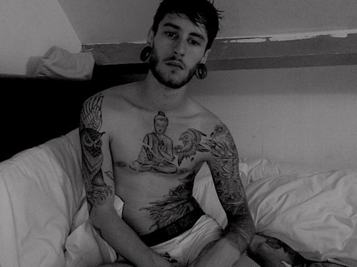 Fotos em preto e branco de homens tatuados (5)