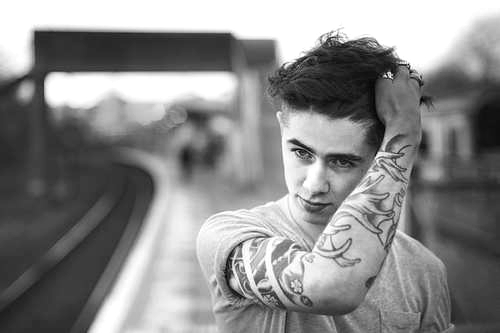 Fotos em preto e branco de homens tatuados (1)