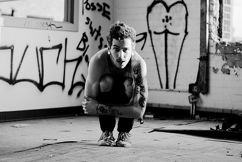 Fotos em preto e branco de homens tatuados (2)