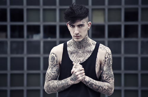 Homens tatuados e modificados (16)