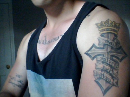 Tatuagens de cruzes e símbolos cristãos (33)