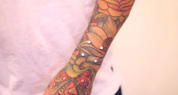 Tatuador implanta iPod no pulso (6)