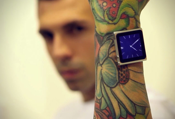 Tatuador implanta iPod no pulso (5)