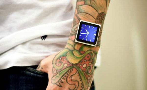 Tatuador implanta iPod no pulso (4)