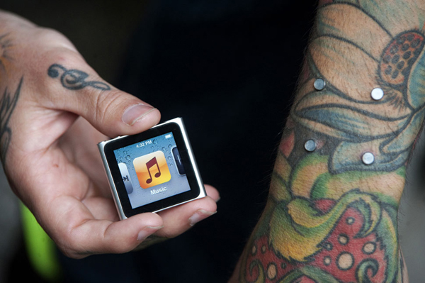 Tatuador implanta iPod no pulso (3)