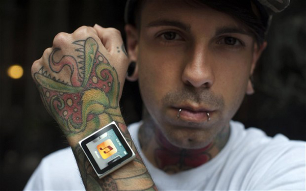 Tatuador implanta iPod no pulso (2)
