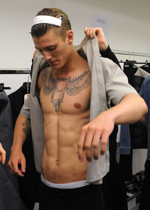 70 Fotos de homens tatuados e modificados (37)
