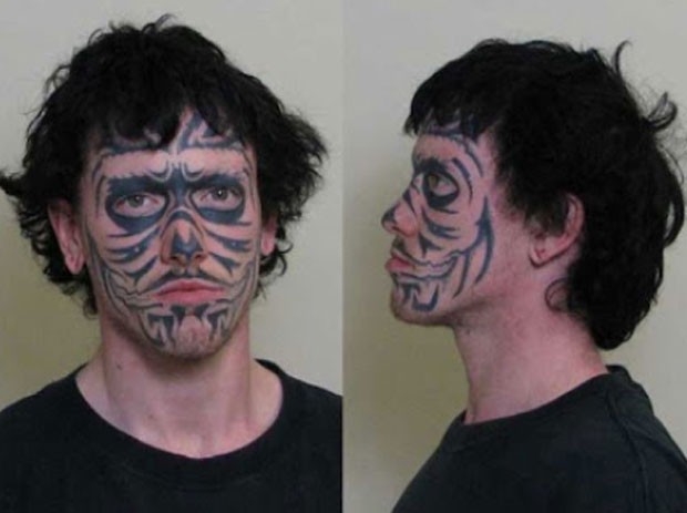 Criminoso identificado por tatuagem no rosto
