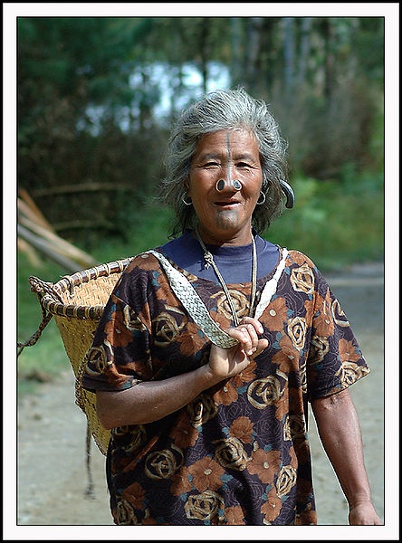 As mulheres da tribo Apatani 15