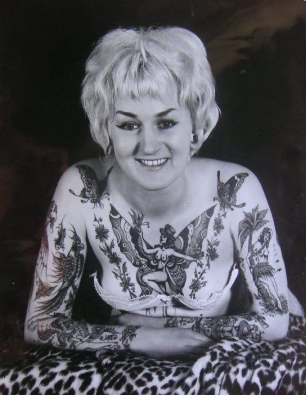 Taruadora e pin up tatuada Cindy Ray 01