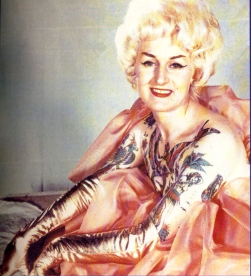 Taruadora e pin up tatuada Cindy Ray 02