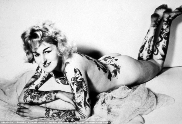 Taruadora e pin up tatuada Cindy Ray 04