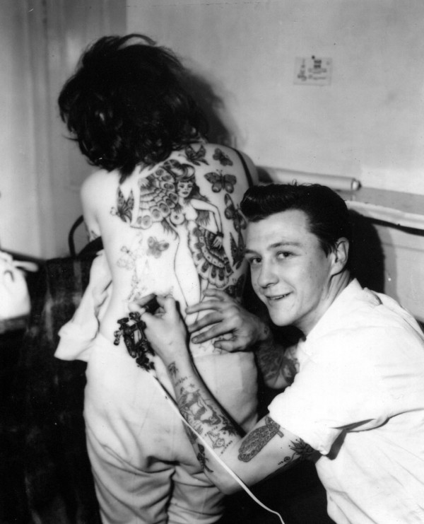 Taruadora e pin up tatuada Cindy Ray 05