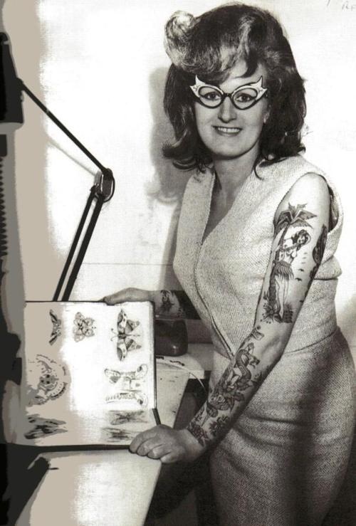 Taruadora e pin up tatuada Cindy Ray 09