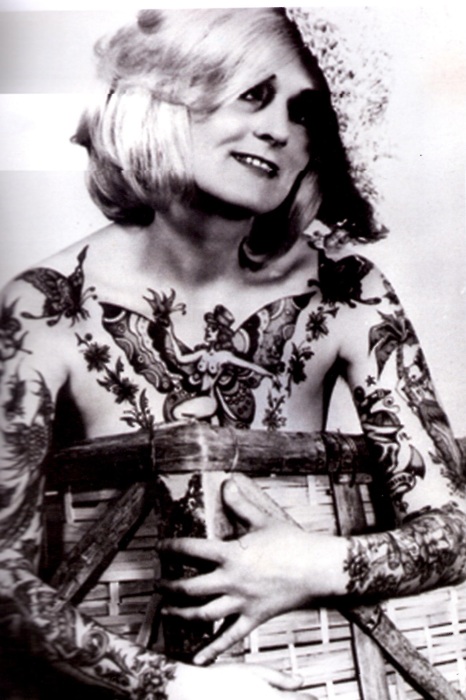 Taruadora e pin up tatuada Cindy Ray 10