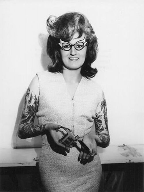 Taruadora e pin up tatuada Cindy Ray 11