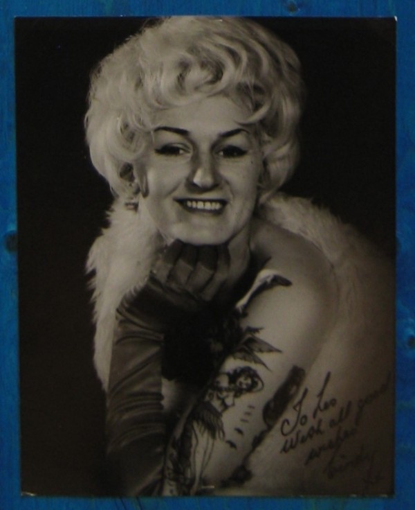 Taruadora e pin up tatuada Cindy Ray 12