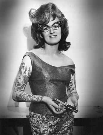 Taruadora e pin up tatuada Cindy Ray 13