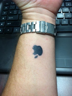 Tatuagens do logo da Apple 12