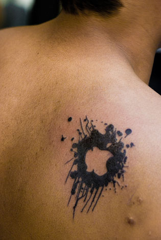 Tatuagens do logo da Apple 15