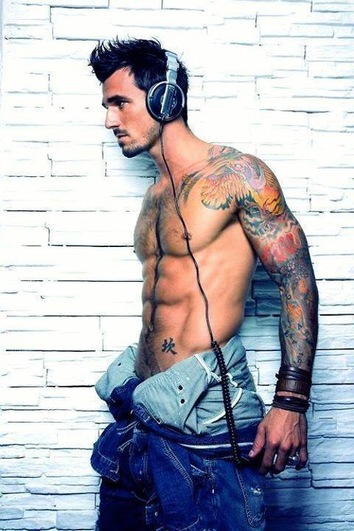 13-Tattooed-man-with-headphones