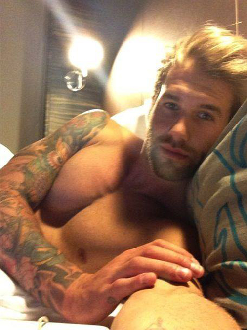 8-Tattooed-man-in-bed-selfie
