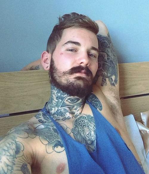 9A-Tattooed-man-in-bed
