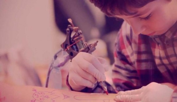 Menino de 7 anos tatua o braco do pai