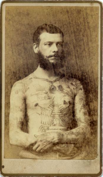 Foto Antiga de Homem Tatuado 01