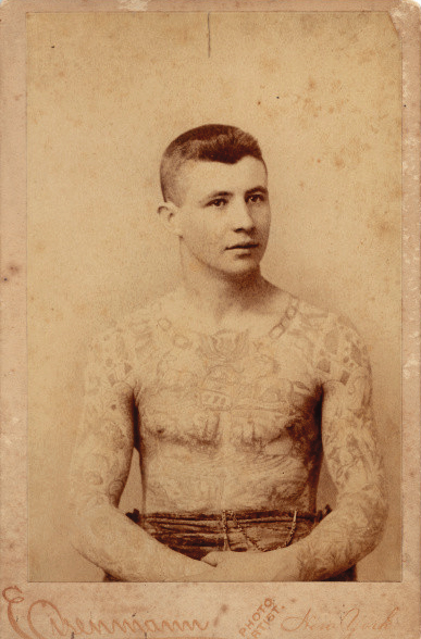 Foto Antiga de Homem Tatuado 03