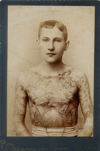 Foto Antiga de Homem Tatuado 04