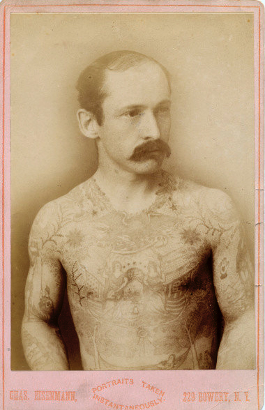 Foto Antiga de Homem Tatuado 07