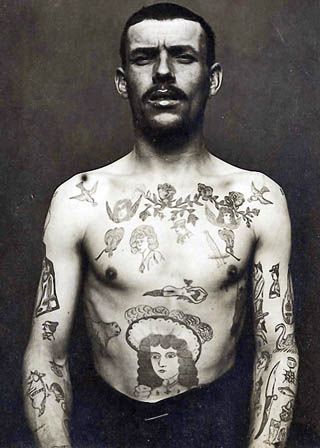 Foto Antiga de Homem Tatuado 08