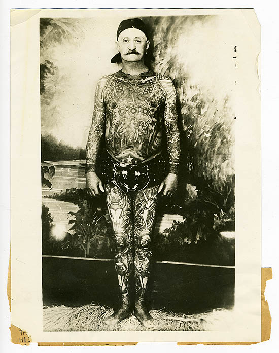 Foto Antiga de Homem Tatuado 11