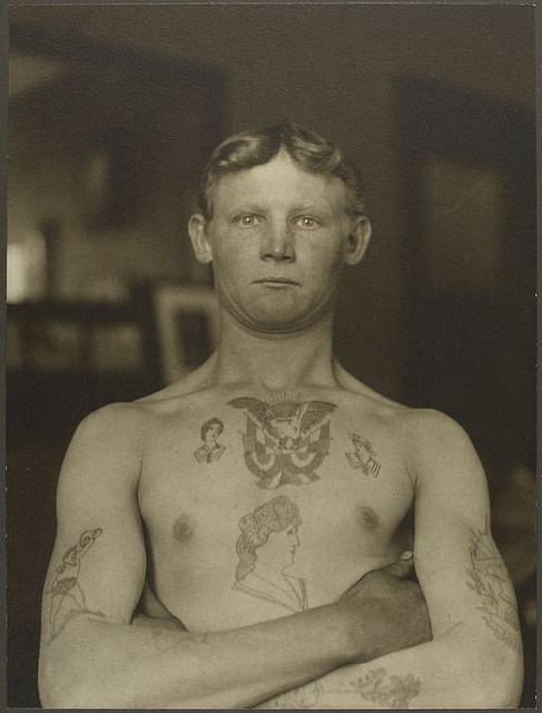 Foto Antiga de Homem Tatuado 12