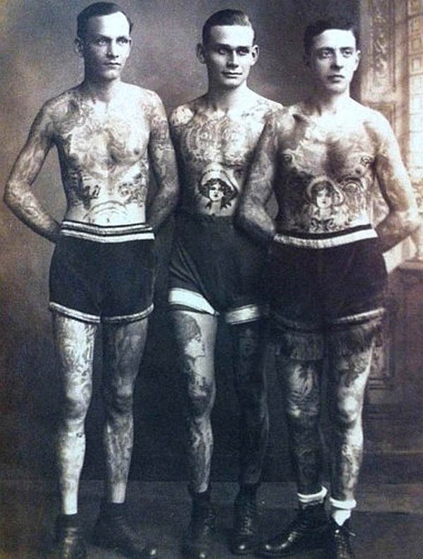 Foto Antiga de Homem Tatuado 13