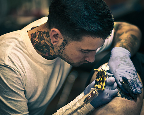 Fotos de tatuadores trabalhando 10