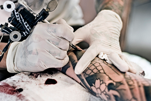 Fotos de tatuadores trabalhando 16