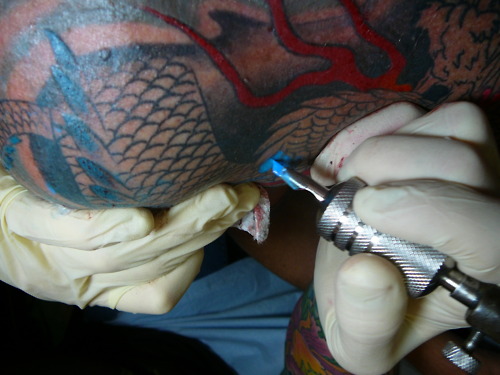 Fotos de tatuadores trabalhando 18