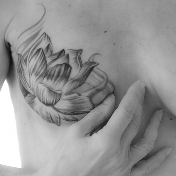 Tatuagens cobrindo marcas de mastectomia