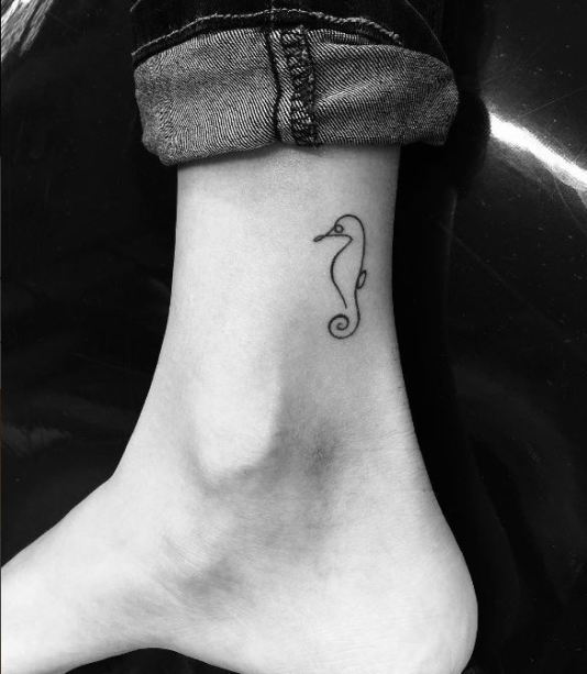 Tatuagem Linha Cavalo Marinho Tinta Na Pele Tatuagem Tatuagem Linha Cavalo Marinho Tinta Na Pele Tatuagem